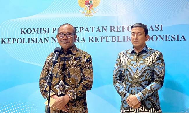 Anggota Komisi Percepatan Reformasi Polri Badrodin Haiti memberikan keterangan pers usai melakukan audiensi dengan perwakilan pegiat lingkungan di Kementerian Sekretariat Negara, Jakarta, Rabu (26/11/2025). (Foto: Antara/Mentari Dwi G)