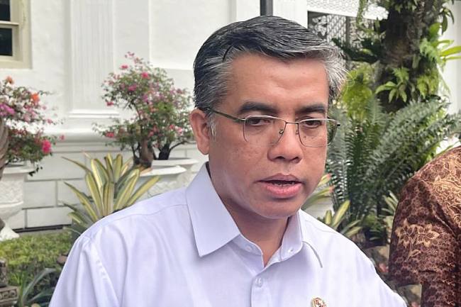 Menteri Ketenagakerjaan (Menaker) Yassierli usai rapat terbatas dengan Presiden Prabowo Subianto di Kompleks Istana Kepresidenan, Jakarta, Kamis (27/11/2025). (Foto: Antara/Fathur Rochman)
