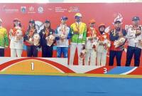 Kontingen Provinsi Kalimantan Selatan (podium tiga) dan provinsi lainnya saat pengalungan medali usai menyabet juara cabang olahraga renang pada pertandingan Pekan Paralimpik Pelajar Nasional (Peparpenas) XI di Stadion Akuatik Gelora Bung Karno, Jakarta, Rabu (5/11/2025). (SI/ANTARA/DOK MC Kalsel)
