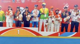 Kontingen Provinsi Kalimantan Selatan (podium tiga) dan provinsi lainnya saat pengalungan medali usai menyabet juara cabang olahraga renang pada pertandingan Pekan Paralimpik Pelajar Nasional (Peparpenas) XI di Stadion Akuatik Gelora Bung Karno, Jakarta, Rabu (5/11/2025). (SI/ANTARA/DOK MC Kalsel)
