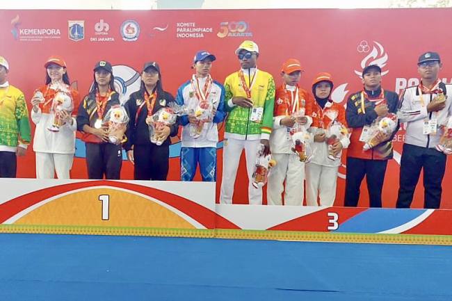 Kontingen Provinsi Kalimantan Selatan (podium tiga) dan provinsi lainnya saat pengalungan medali usai menyabet juara cabang olahraga renang pada pertandingan Pekan Paralimpik Pelajar Nasional (Peparpenas) XI di Stadion Akuatik Gelora Bung Karno, Jakarta, Rabu (5/11/2025). (SI/ANTARA/DOK MC Kalsel)
