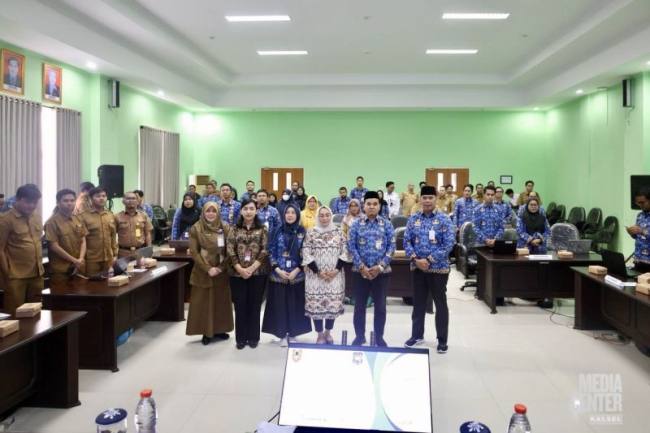 Badan Riset dan Inovasi Daerah (BRIDA) Kalsel menggelar bimbingan teknis terkait transparansi pengelolaan keuangan daerah se-Kasel di Banjarbaru, Kalimantan Selatan, Senin (10/11/2025). (Foto: MC Kalsel)