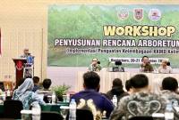 Kepala Dishut Kalsel Fathimatuzzahra memberikan sambutan pada kegiatan Workshop Penyusunan Rencana Arboretum Mangrove di Banjarbaru, Kalimantan Selatan, Jumat (21/11/2025). (Foto: Dishut Kalsel)