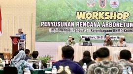 Kepala Dishut Kalsel Fathimatuzzahra memberikan sambutan pada kegiatan Workshop Penyusunan Rencana Arboretum Mangrove di Banjarbaru, Kalimantan Selatan, Jumat (21/11/2025). (Foto: Dishut Kalsel)
