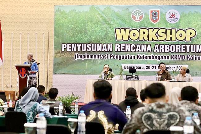 Kepala Dishut Kalsel Fathimatuzzahra memberikan sambutan pada kegiatan Workshop Penyusunan Rencana Arboretum Mangrove di Banjarbaru, Kalimantan Selatan, Jumat (21/11/2025). (Foto: Dishut Kalsel)

