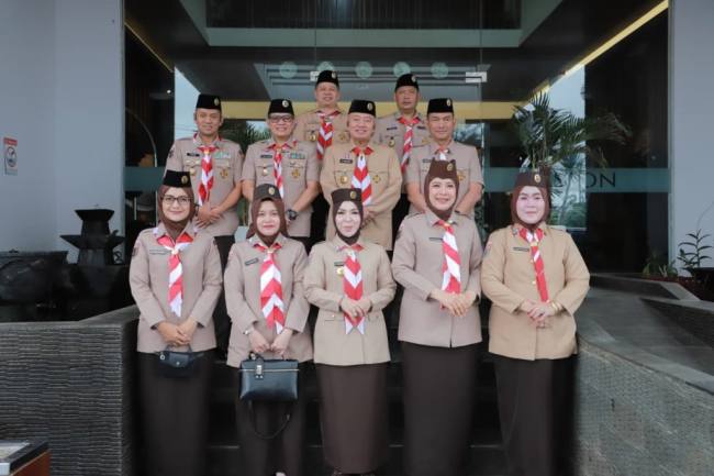 Ketua Kwarda Pramuka Kalsel foto bersama dengan jajaran pramuka Tabalong. Foto : MC Kalsel