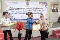 Roby, Kepala Kesbangpol Kabupaten Katingan saat menerima penghargaan Indeks Harmoni Indonesia (IHAI) 2025 dari Kemendagri di Jakarta Pusat, Senin (17/11/2025). (Foto: Dokumentasi Pribadi)