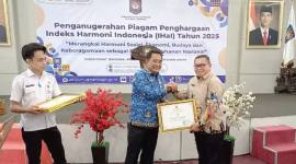Roby, Kepala Kesbangpol Kabupaten Katingan saat menerima penghargaan Indeks Harmoni Indonesia (IHAI) 2025 dari Kemendagri di Jakarta Pusat, Senin (17/11/2025). (Foto: Dokumentasi Pribadi)
