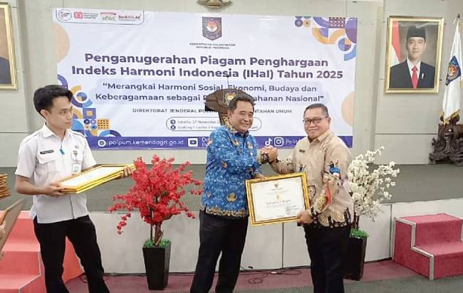 Roby, Kepala Kesbangpol Kabupaten Katingan saat menerima penghargaan Indeks Harmoni Indonesia (IHAI) 2025 dari Kemendagri di Jakarta Pusat, Senin (17/11/2025). (Foto: Dokumentasi Pribadi)
