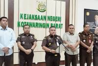 
Kejaksaan Negeri Kobar saat melaksanakan Pers release tindak pidana korupsi pembangunan pabrik tepung ikan di kobar. (Foto: Antara/Safitri RA)
