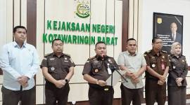 
Kejaksaan Negeri Kobar saat melaksanakan Pers release tindak pidana korupsi pembangunan pabrik tepung ikan di kobar. (Foto: Antara/Safitri RA)
