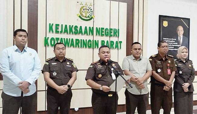 
Kejaksaan Negeri Kobar saat melaksanakan Pers release tindak pidana korupsi pembangunan pabrik tepung ikan di kobar. (Foto: Antara/Safitri RA)
