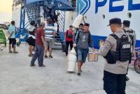 Sejumlah penumpang menuruni Kapal PT Pelni (Persero) di Pelabuhan Kumai, Kabupaten Kotawaringin Barat, Kalteng. (Foto: Dok PT Pelni)