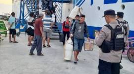 Sejumlah penumpang menuruni Kapal PT Pelni (Persero) di Pelabuhan Kumai, Kabupaten Kotawaringin Barat, Kalteng. (Foto: Dok PT Pelni)