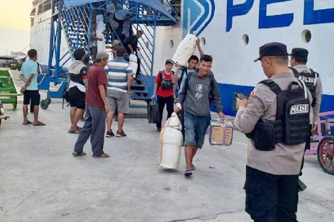 Sejumlah penumpang menuruni Kapal PT Pelni (Persero) di Pelabuhan Kumai, Kabupaten Kotawaringin Barat, Kalteng. (Foto: Dok PT Pelni)