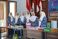 Teks foto  : Praktik dapur sehat oleh kader IMP Desa Suryatama, Halong, Balangan. foto: MC Balangan