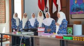 Teks foto  : Praktik dapur sehat oleh kader IMP Desa Suryatama, Halong, Balangan. foto: MC Balangan