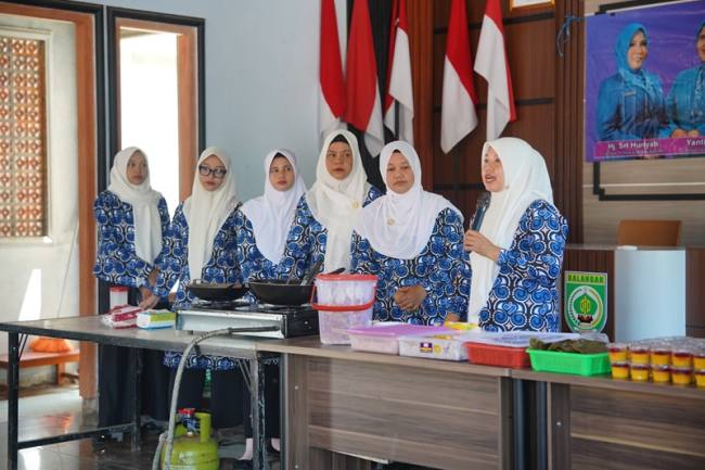 Teks foto  : Praktik dapur sehat oleh kader IMP Desa Suryatama, Halong, Balangan. foto: MC Balangan
