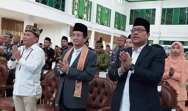 Menteri Agama (Menag) Nasaruddin Umar meresmikan alih status Institut Agama Islam Negeri (UIN) Palangka Raya menjadi Universitas Islam Negeri (UIN) di Palangka Raya, Jumat (7/11/2025). (ANTARA/Rendhik Andika)