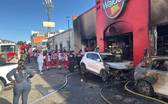 Ledakan menghancurkan supermarket Waldo's di Hermosillo, Meksiko. (Foto: X/@michelleriveraa/the Telegraph)