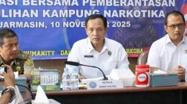 Kepala BNNP Kalsel Brigjen Wisnu Andayana (tengah) saat rilis hasil operasi bersama pemberantasan dan pemulihan kampung narkotika di Banjarmasin, Senin (10/11/2025). (Foto: BNNP Kalsel)