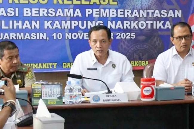 Kepala BNNP Kalsel Brigjen Wisnu Andayana (tengah) saat rilis hasil operasi bersama pemberantasan dan pemulihan kampung narkotika di Banjarmasin, Senin (10/11/2025). (Foto: BNNP Kalsel)