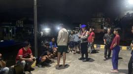 Petugas di kawasan Sungai Barito tepatnya Dermaga pelabuhan Banja raya -Sakakajang Banjarmasin Barat, Senin (3/11/2025) dinihari. (SuarIndonesia/DO)