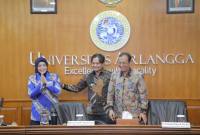 Wakil Gubernur Kalsel Hasnuryadi Sulaiman bersama istri drg. Ellyana Trisya, yang juga menjabat sebagai Ketua Ikatan Alumni Universitas Airlangga (IKA UNAIR) Kalsel.
Turut hadir Rektor Universitas Airlangga Prof. Dr. Muhammad Madyan. (SuarIndonesia/Adv)