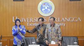 Wakil Gubernur Kalsel Hasnuryadi Sulaiman bersama istri drg. Ellyana Trisya, yang juga menjabat sebagai Ketua Ikatan Alumni Universitas Airlangga (IKA UNAIR) Kalsel.
Turut hadir Rektor Universitas Airlangga Prof. Dr. Muhammad Madyan. (SuarIndonesia/Adv)