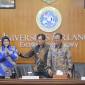 Wakil Gubernur Kalsel Hasnuryadi Sulaiman bersama istri drg. Ellyana Trisya, yang juga menjabat sebagai Ketua Ikatan Alumni Universitas Airlangga (IKA UNAIR) Kalsel.
Turut hadir Rektor Universitas Airlangga Prof. Dr. Muhammad Madyan. (SuarIndonesia/Adv)