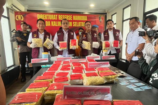 konferensi di markas Direktorat Resnarkoba Polda Kalsel, Banjarmasin, Rabu (5/11/2025) (SuarIndonesia/ZI)