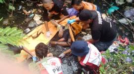 Seorang kakek bernama Syamsudin (80), ditemukan tak bernyawa di sungai kecil berada di Jalan Teluk Dalam depan Sekolahan SMKN 5 Banjarmasin Barat, Kamis (6/11/2025), sekitar pukul 14.00 WITA. (SuarIndonesia/DO)