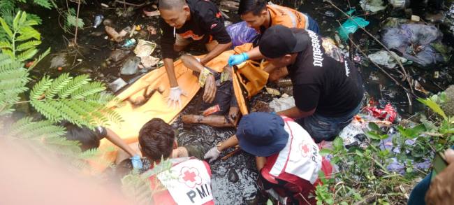 Seorang kakek bernama Syamsudin (80), ditemukan tak bernyawa di sungai kecil berada di Jalan Teluk Dalam depan Sekolahan SMKN 5 Banjarmasin Barat, Kamis (6/11/2025), sekitar pukul 14.00 WITA. (SuarIndonesia/DO)