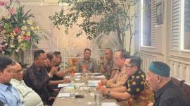 Pertemuan dengan pihak Bank Kalsel di sela kunjungan kerja ke Badan Pendapatan Daerah (Bapenda) Provinsi Jawa Timur di Surabaya, Rabu (5/11/2025). (SuarIndonesia/Ist)