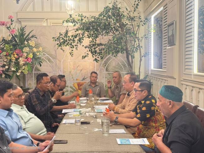 Pertemuan dengan pihak Bank Kalsel di sela kunjungan kerja ke Badan Pendapatan Daerah (Bapenda) Provinsi Jawa Timur di Surabaya, Rabu (5/11/2025). (SuarIndonesia/Ist)