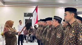 Resmi melantik Dewan Harian Ranting (DHR) 45 kecamatan se-Kabupaten Balangan periode 2025–2030 di Aula Kantor Badan Kesbangpol Balangan, Paringin Selatan, Rabu (5/11/2025). (SuarIndonesia/Adv)
