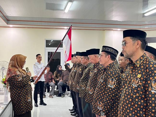 Resmi melantik Dewan Harian Ranting (DHR) 45 kecamatan se-Kabupaten Balangan periode 2025–2030 di Aula Kantor Badan Kesbangpol Balangan, Paringin Selatan, Rabu (5/11/2025). (SuarIndonesia/Adv)