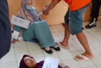 Andi Julianto alias Andi Encek (32), pembunuh Bidan Hj Rahmaniah (58) dan juga aniaya anaknya,
Rina Mutia (24), memperagaan 33 adegan dari awal hingga aksi sadisnya, Senin (10/11/2025) (SuarIndonesia/DO)