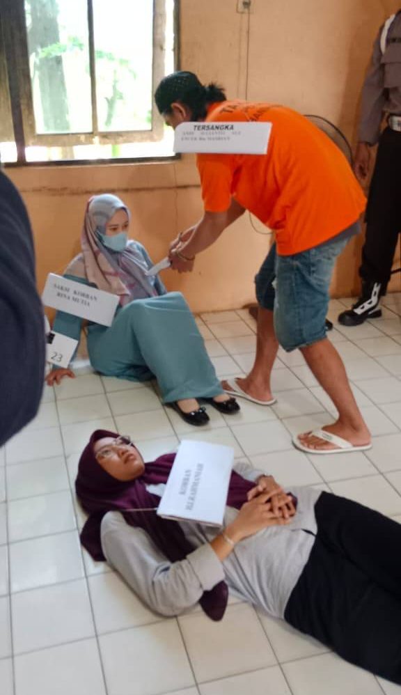 Andi Julianto alias Andi Encek (32), pembunuh Bidan Hj Rahmaniah (58) dan juga aniaya anaknya,
Rina Mutia (24), memperagaan 33 adegan dari awal hingga aksi sadisnya, Senin (10/11/2025) (SuarIndonesia/DO)