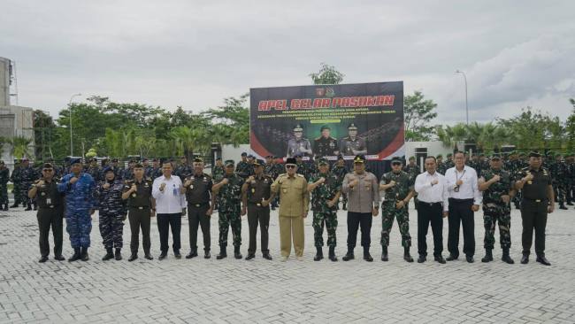 Kejaksaan Tinggi Kalimantan Selatan (Kejati Kalsel) bersama Kejati Kalimantan Tengah (Kalteng) dan Komando Daerah Militer (Kodam) XXII/Tambun Bungai gelar pasukan  Senin (10/11/2025). (SuarIndonesia/Ist)