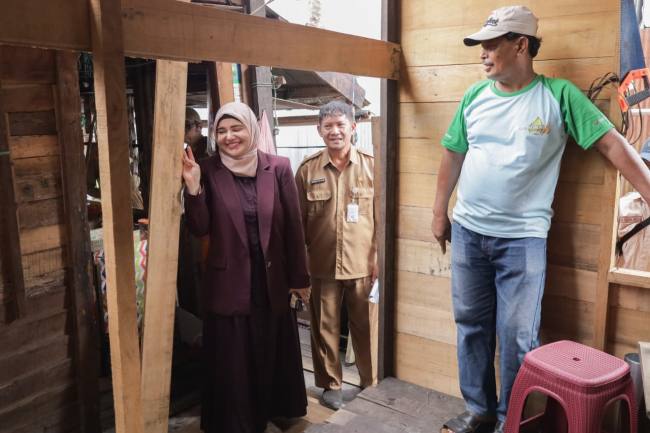 Ketua Komisi IV DPRD Kalsel, Jihan Hanifa, yang meninjau langsung tujuh unit rumah RTLH yang sudah berproses di Desa Antasan Senor, Kecamatan Martapura Timur, Selasa (11/11/2025) (SuarIndonesia/Ist)