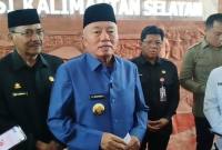 Gubernur Kalsel Muhidin didampingi Ketua DPRD, H Supian HK (kiri)