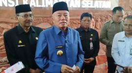 Gubernur Kalsel Muhidin didampingi Ketua DPRD, H Supian HK (kiri)