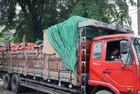 
Petugas Beacukai Kalbagbar mengamankan 1 truk bawang bombai ilegal di pelabuhan Dwikora Pontianak. (ANTARA/Rendra Oxtora)