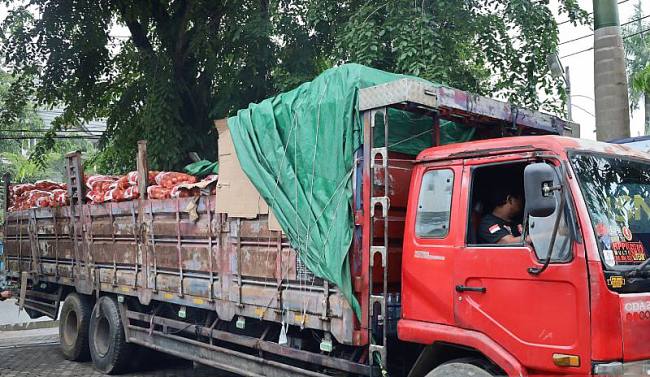 
Petugas Beacukai Kalbagbar mengamankan 1 truk bawang bombai ilegal di pelabuhan Dwikora Pontianak. (ANTARA/Rendra Oxtora)