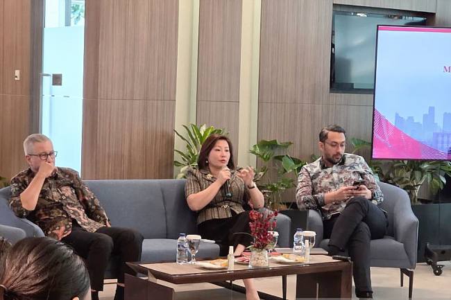 Managing Director Danantara Febriany Eddy (tengah) dalam acara Coffee Morning Session Danantara Asset Management di Jakarta, Jumat (14/11/2025) (Foto: ANTARA/Bayu Saputra)