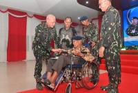 Kapolda, Irjen Pol Rosyanto Yudha Hermawan
menyerahkan piala pemenang lomba dalam rangka HUT Brimob serta memberikan tali asih kepada purnawirawan Brimob sebagai bentuk penghormatan atas jasa dan pengabdian mereka, JUmat (14/11/2025)