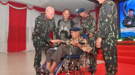 Kapolda, Irjen Pol Rosyanto Yudha Hermawan
menyerahkan piala pemenang lomba dalam rangka HUT Brimob serta memberikan tali asih kepada purnawirawan Brimob sebagai bentuk penghormatan atas jasa dan pengabdian mereka, JUmat (14/11/2025)