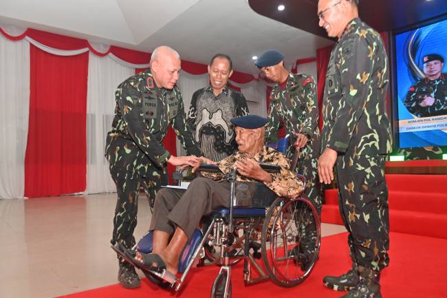 Kapolda, Irjen Pol Rosyanto Yudha Hermawan
menyerahkan piala pemenang lomba dalam rangka HUT Brimob serta memberikan tali asih kepada purnawirawan Brimob sebagai bentuk penghormatan atas jasa dan pengabdian mereka, JUmat (14/11/2025)