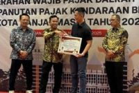 Penghargaan kali ini diterima Rudini Geman, putra pemilik, generasi penerus usaha, yang mewakili sang ayah Geman Yusuf SH MH, Sabtu (15/11/2025), (SuarIndonesia/ZI)
